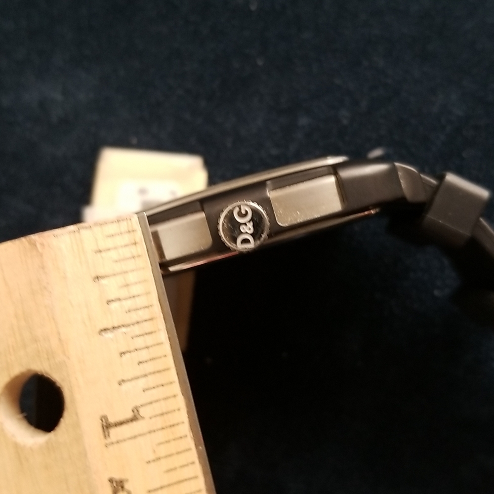 Dolce and Gabbana men watch.  New and excellent condition.  Comes in a box. - Picture 4 of 4
